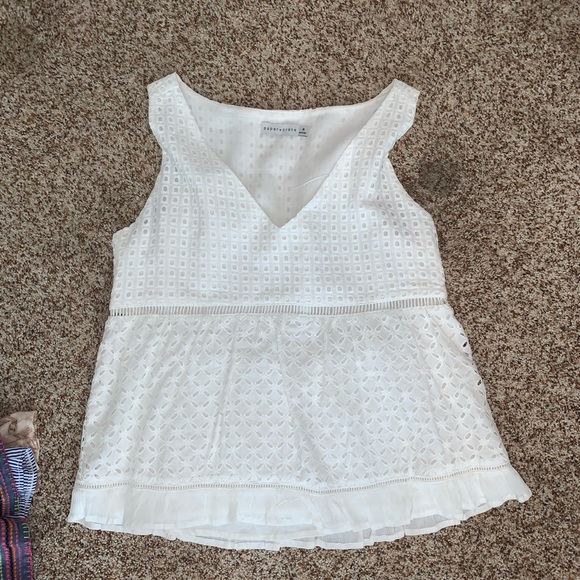 White top - Picture 1 of 1